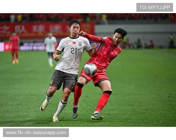 国足选手比赛路上逐梦逆袭，奋勇前行，队员国足