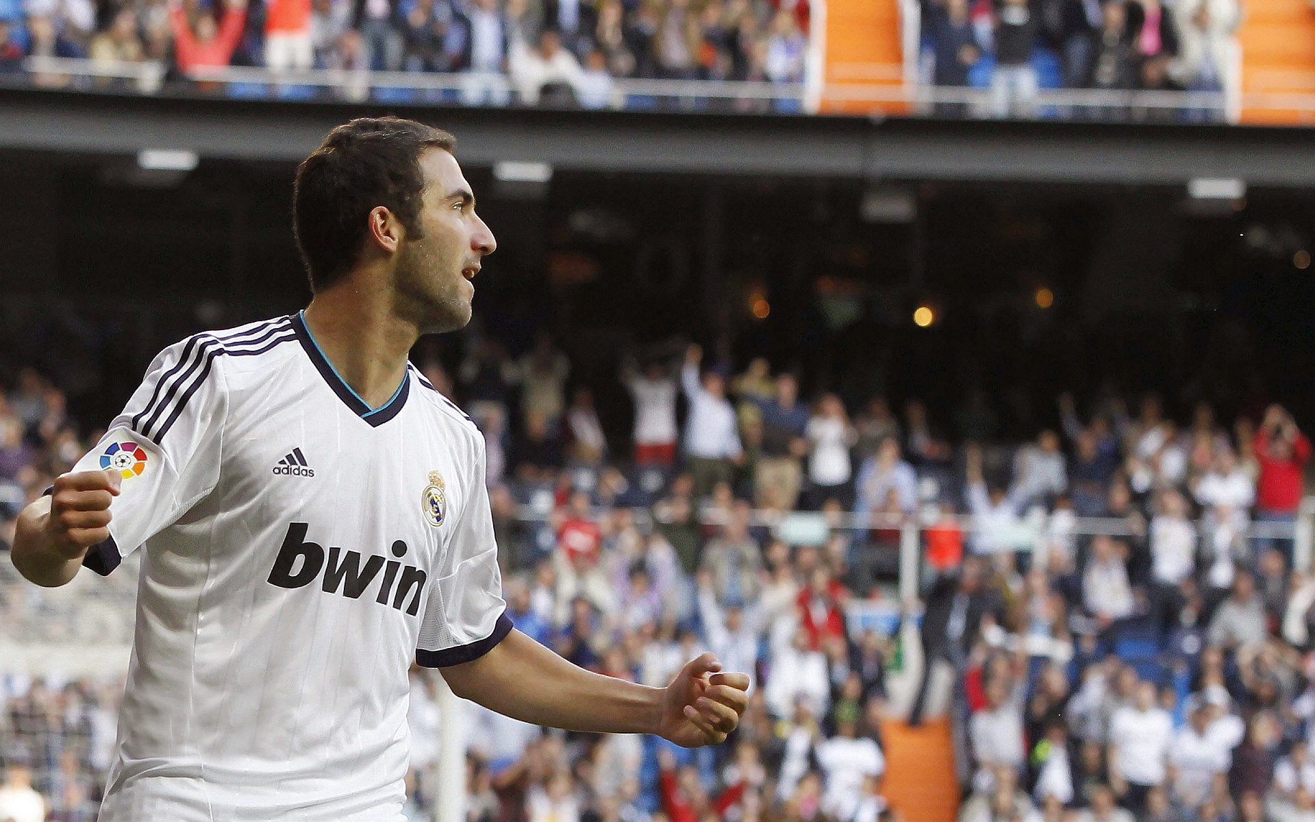 中锋与边锋配合默契，战术执行精准，边锋是中场还是前锋